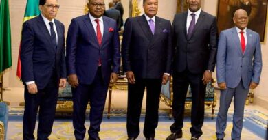 le-president-denis-sassou-nguesso-entoure-de-la-delegation-congolaise