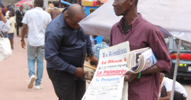 Vendeurs des journaux de la presse Kinoise le 3/04/2012 à Kinshasa. Radio Okapi/ Ph. John Bompengo