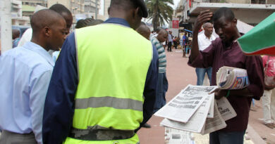 Des lecteurs des journaux de la presse Kinoise le 3/04/2012 à Kinshasa. Radio Okapi/ Ph. John Bompengo