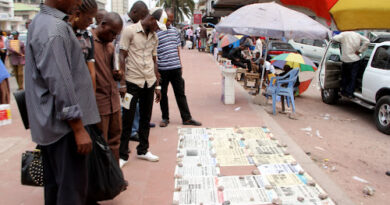 Des lecteurs des journaux de la presse Kinoise le 3/04/2012 à Kinshasa. Radio Okapi/ Ph. John Bompengo