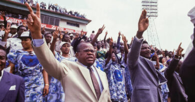 Étienne Tshisekedi, homme d'État de la République démocratique du Congo, lors d'un meeting de son parti l'UDS en compagnie de Frédéric Kibassa Maliba à Kinshasa le 9 juin 1991. (Photo by CILO/Gamma-Rapho via Getty Images)